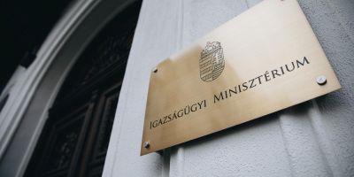 Továbbra is az Igazságügyi Minisztériumban dolgozik Martonovics Bernadett, akinek a neve felmerült a Schadl–Völner-ügyben