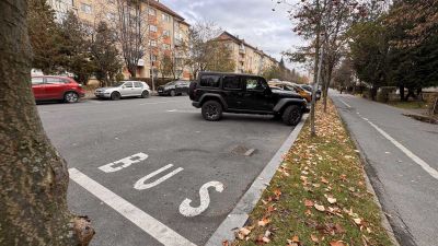 Zsebre megy: sokba kerül Sepsiszentgyörgyön a buszmegállókban való parkolás 