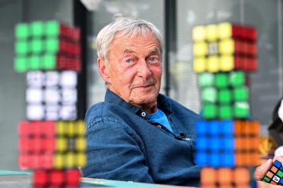 A Rubik-kockával népszerűsítik Bukarestben a magyar tudományt