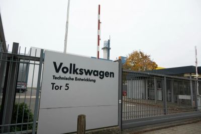 A Volkswagen dolgozói vállalják a fizetéscsökkentést, ha cserébe nem lesz leépítés és üzembezárás