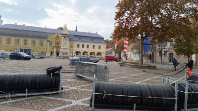 Félezer négyzetméteres jégpálya épül Esztergomban - VIDEÓ