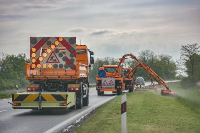 Lázárék és a hőség miatt már 1,7 milliárd forintért dolgozhat Mészáros testvérének cége a közútnak