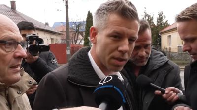 Magyar Péter a sajtóba és a tüntetőkbe is belefutott Miskolcon (videó)