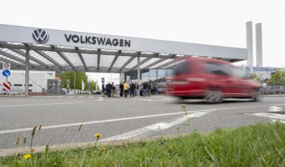  Másfél milliárd eurós bércsökkentést vállalnak a Volkswagen dolgozói, hogy megússzák az elbocsátásokat  