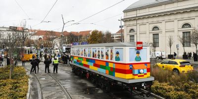 Videó: így gördült ki az életnagyságú hattonnás LEGO-villamos Budapesten a remízből