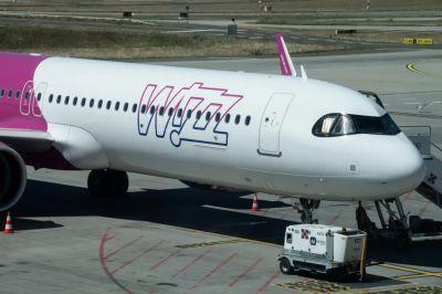 18 órát késett a Brüsszel-Budapest járat, a Wizz Air szerint a fröccsenő latyak lehetett a ludas