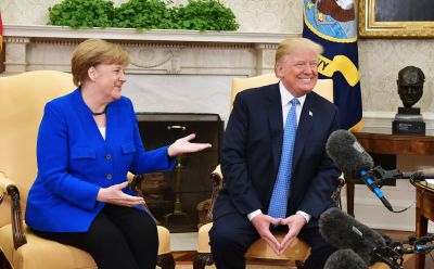 Angela Merkel szerint hibázott, amikor Trumpot először úgy kezelte, mintha teljesen normális lenne