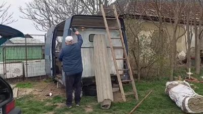 Használhatatlan dobozból lett nappali melegedőjük