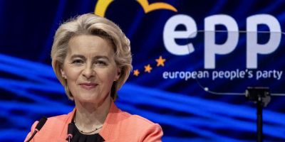 Rosszul lett egy utas a repülőgépen, Doktor Ursula von der Leyen sietett a segítségére