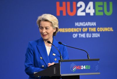 Rosszul lett egy utas a repülőn, az orvos végzettségű Ursula von der Leyen sietett a segítségére