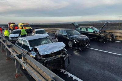 Tömegbalesetek történtek az M6-os autópályán, összesen 13 autó érintett