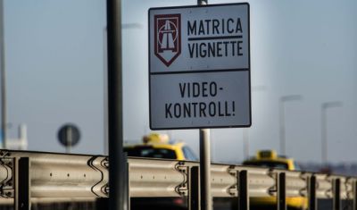  „A járművel vajon újév másnapján is a gépkocsi leendő vevőjéhez siettek-e 181 km/h sebességgel?“ – tette fel a kérdés a NAV telefonon az adócsalónak, amire döbbent csend, majd beismerés lett a válasz  