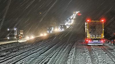 Az idei első havazás megbénította a közlekedést az M1-esen