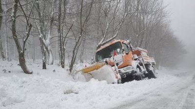 Döbbenetes kép Dobogókőről: leesett az első hó, még a hókotró se bírta