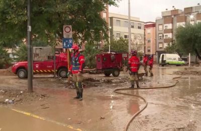 Folytatják a takarítást és az eltűntek felkutatását az árvíz után Spanyolországban  + videó