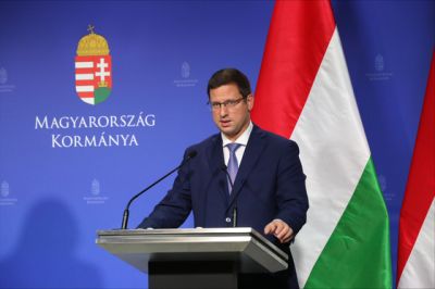  Gulyás Gergely Magyar Péterről az Orbán eltitkolt gyermekét sejtető poszt alatt: „Időben szóltam, hogy elmebeteg”  