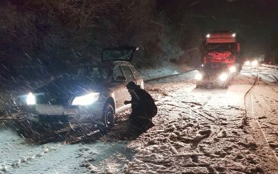 Hóban, sötétben, az autópálya leállósávjában szerelte fel a téli gumikat egy nem okos autós