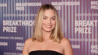 Margot Robbie babát sétáltatott, Chrissy Teigen pöttyös miniben mutatta meg a lábait