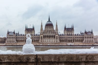 Megérkezett a hó: kicsúszott autók, kidőlt fák nehezítik a közlekedést