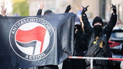 Nem vicc! Strasbourghoz fordul pár Budán megpofozott Antifa miatt a Helsinki Bizottság