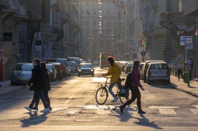  Vitézy: kiemelt figyelmet a gyalogos közlekedésnek!  