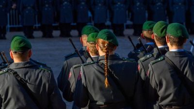 A német hadsereg fegyverek helyett az egyenruhákra költ