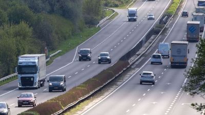 Óriási a torlódás az M1-esen! Csak a leállósávon lehet haladni