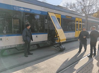 Rokkantkocsi törte ki a tram-train ajtaját az Aradi vértanúk terén