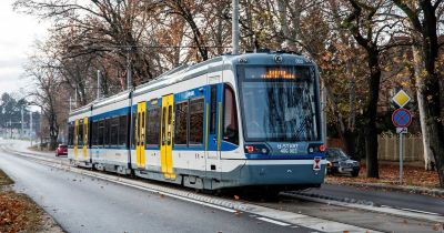 Véletlenül gázt adott: letépte a szegedi tram-train ajtaját egy rokkantkocsi – durva fotók