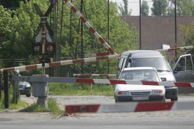 Két tehervonat szakított szét egy vasúti átjáróban veszteglő autót