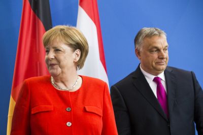 Merkel önéletrajzában kétszer szerepel Orbán, pont a kedvenc témáival