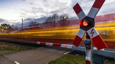 Szétszakítottak egy autót az ellentétes irányból érkező vonatok