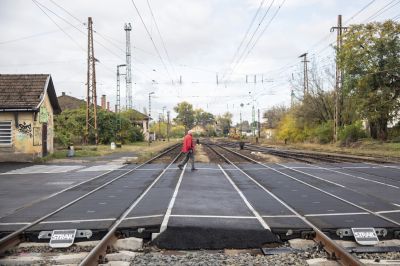 Tehervonatok szakítottak ketté egy vasúti átjáróban ragadt autót Komárom környékén