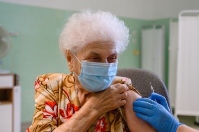 Védettebbek lehetnek az idősebb emberek a madárinfluenza ellen