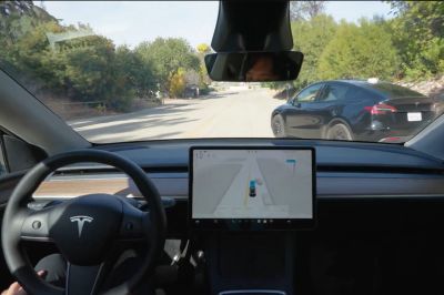 Videó: így teszteli az önvezetést a Tesla.