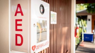 Defibrillátort lopott volna az uszodából, két évet kapott