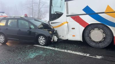 FRISSÍTVE: Személyautó ütközött busszal Szentegyháza közelében