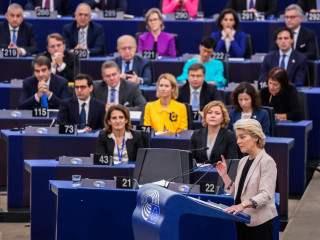 Megszavazták a Von der Leyen-bizottságot – ukrán színekbe öltözött az új külügyi főképviselő