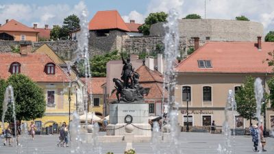 Tűzoltót hívtak az egri általános iskolába, azonnal kiürítették az épületet