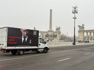 Egy plakátra került Putyin és Orbán Viktor