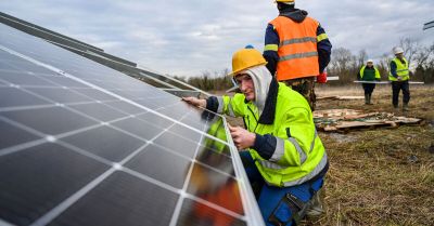 Ennyit a zöld jövőről: a kormány elkaszálta a nagyobb magyarországi naperőmű-beruházásokat