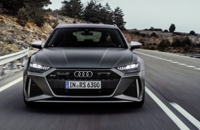 Így pukkan el az Audi RS6 motorja (is) az Autobahnon!