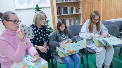 Praktikus holmikat tartalmazó csomagokat kaptak a gyermekotthonban élő lányok (galéria, videó)