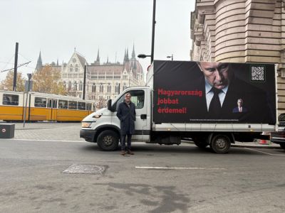  Putyinos-orbános plakátkampányt indítottak Verhofstadték Budapesten  