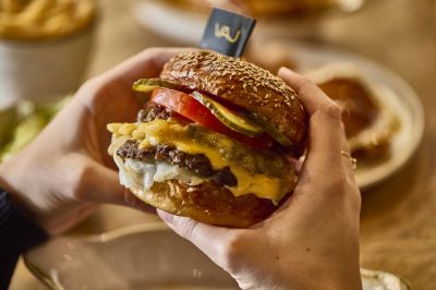 A Sas utcai VAJ is beszállt a smashed burger versenybe – megnéztük, mit tudnak