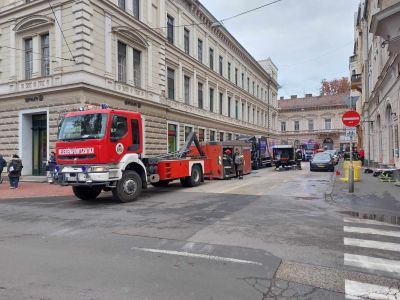 Akkumulátorból kifolyt sav okozott mérgezést a Széchenyi téri CIB Bankban