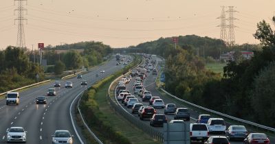 Járművek égnek egy autószállító kamionon az M7-esen