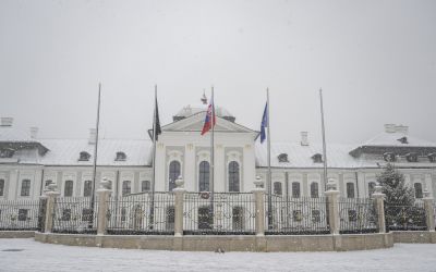 Tizenkét méter magas lucfenyőt állítanak az elnöki palota udvarán