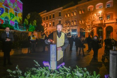 Ég már az első gyertya a város adventi koszorúján