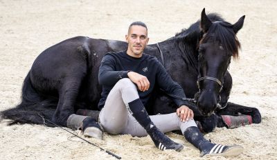 Gépészből lett táncos, majd trükklovas: gyermeként szereti a lovát Vargyas Viktor kaszkadőr